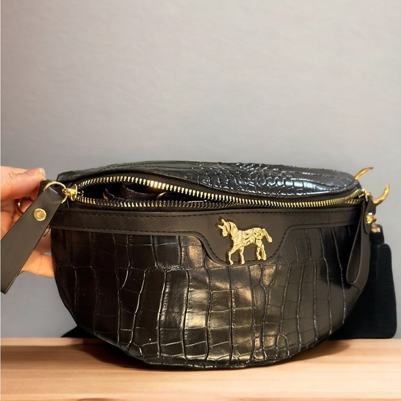 NWOT Vegan Leather Black Equestrian Horse Croc Embossed Fanny pack Shoulder bag - Picture 4 of 4